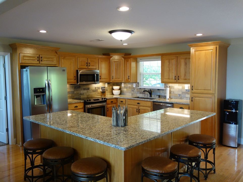 Die Küche mit Kücheninsel in Sky View bietet ausreichend Platz, um Freunde einzuladen und gemeinsam zu kochen. - Bildquelle: 2015,HGTV/Scripps Networks, LLC. All Rights Reserved
