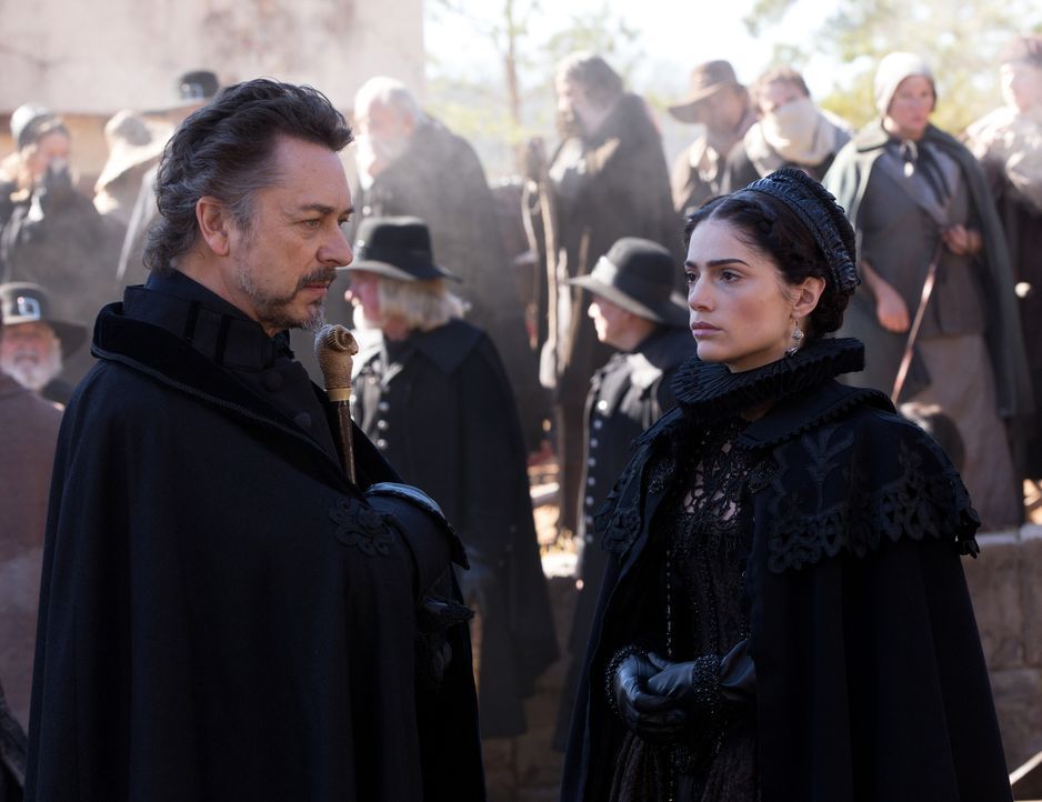 Hathorne (Jeremy Crutchley, l.) bringt Marys (Janet Montgomery, r.) Machtposition in Gefahr. Wird sie sich das wirklich gefallen lassen? - Bildquelle: 2015 Fox and its related entities. All rights reserved.