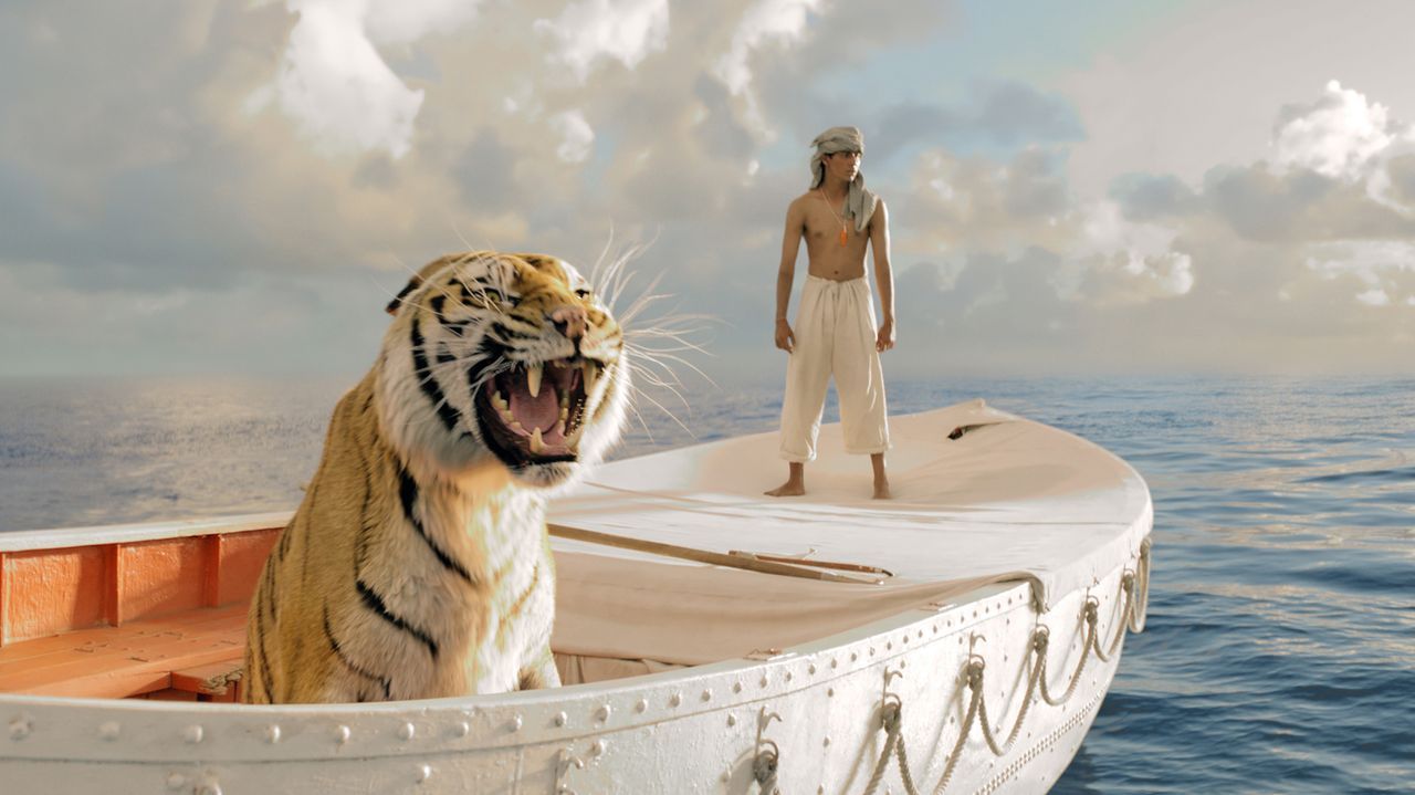 Nach einer Schiffskatastrophe treibt Pi Patel (Suraj Sharma), Sohn eines indischen Zoodirektors, in einem Rettungsboot mitten auf dem Ozean - zusamm... - Bildquelle: 2012 Twentieth Century Fox Film Corporation. All rights reserved.