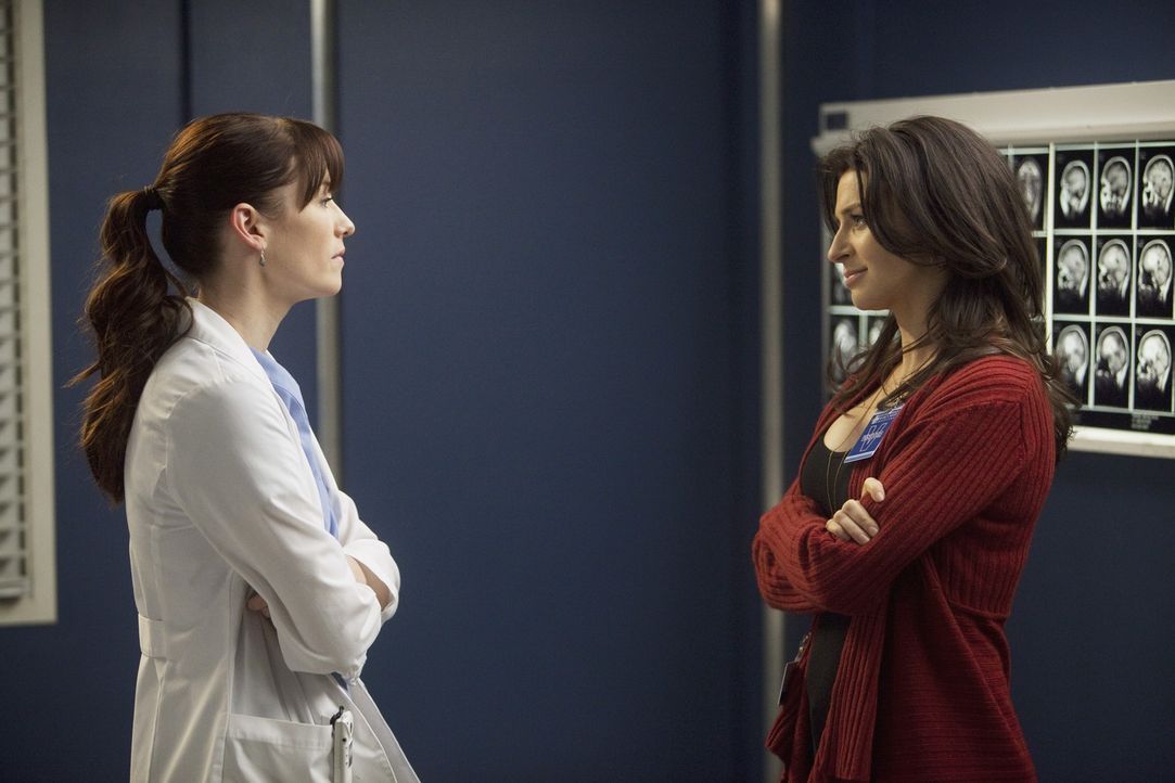 Üben für den 90-Sekunden-Eingriff an Erica: Lexie (Chyler Leigh, l.) und Amelia (Caterina Scorsone, r.) ... - Bildquelle: ABC Studios