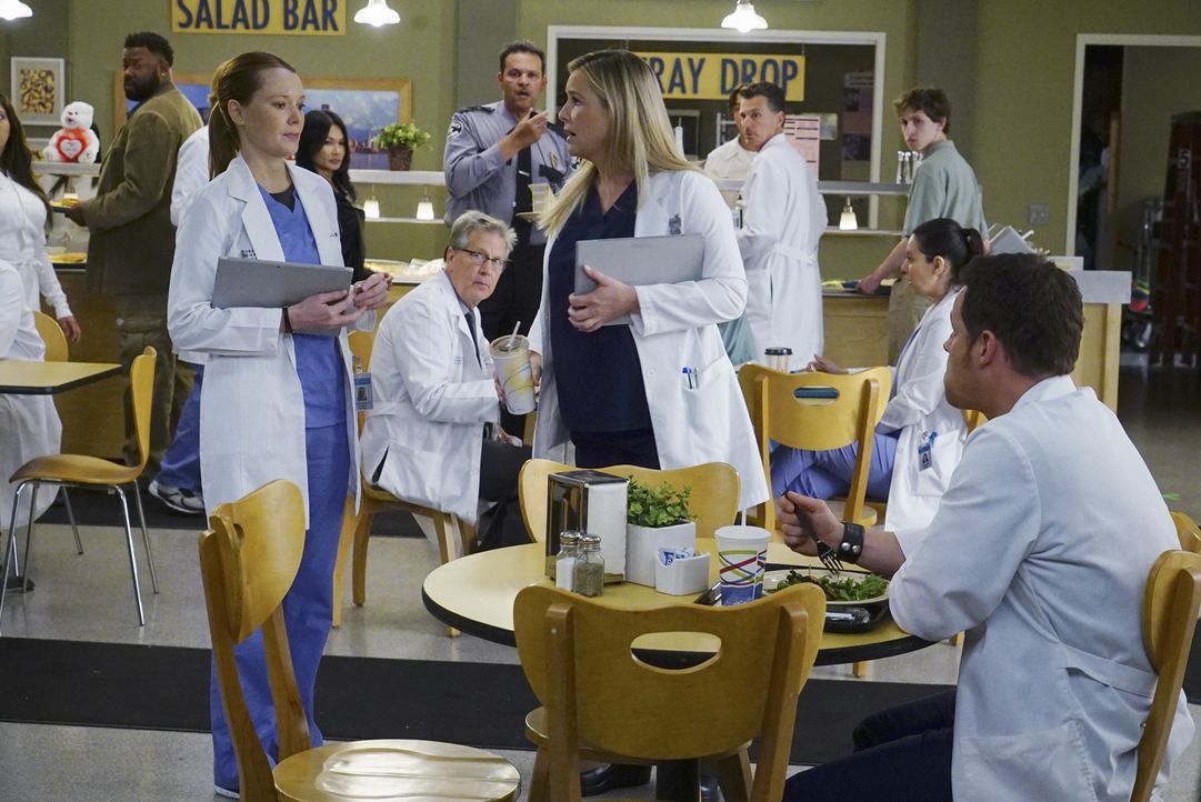 Der drohende Sorgerechtstreit zwischen Callie und Arizona (Jessica Capshaw, M.) erhitzt die Gemüter. Während Alex (Justin Chambers, r.) sich aus dem... - Bildquelle: Richard Cartwright ABC Studios