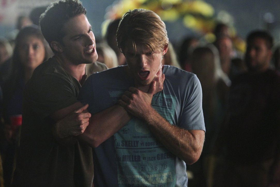 Eine Nachricht von Caroline lässt Tyler (Michael Trevino, l.) seine Kontrolle verlieren und  Luke (Chris Brochu, r.) ist der Leidtragende ... - Bildquelle: Warner Bros. Entertainment, Inc