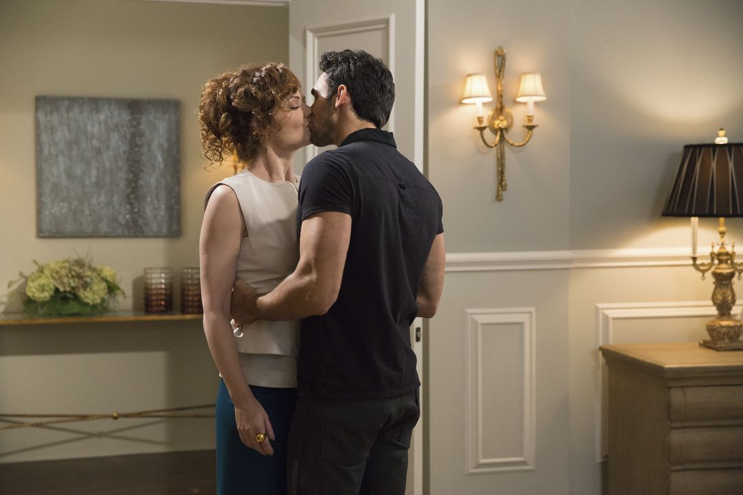 Tony (Dominic Adams, r.) zeigt Evelyn (Rebecca Wisocky, l.), wie sich ein richtiger Mann verhält - ganz zum Entsetzen der Hausherrin ... - Bildquelle: 2014 ABC Studios
