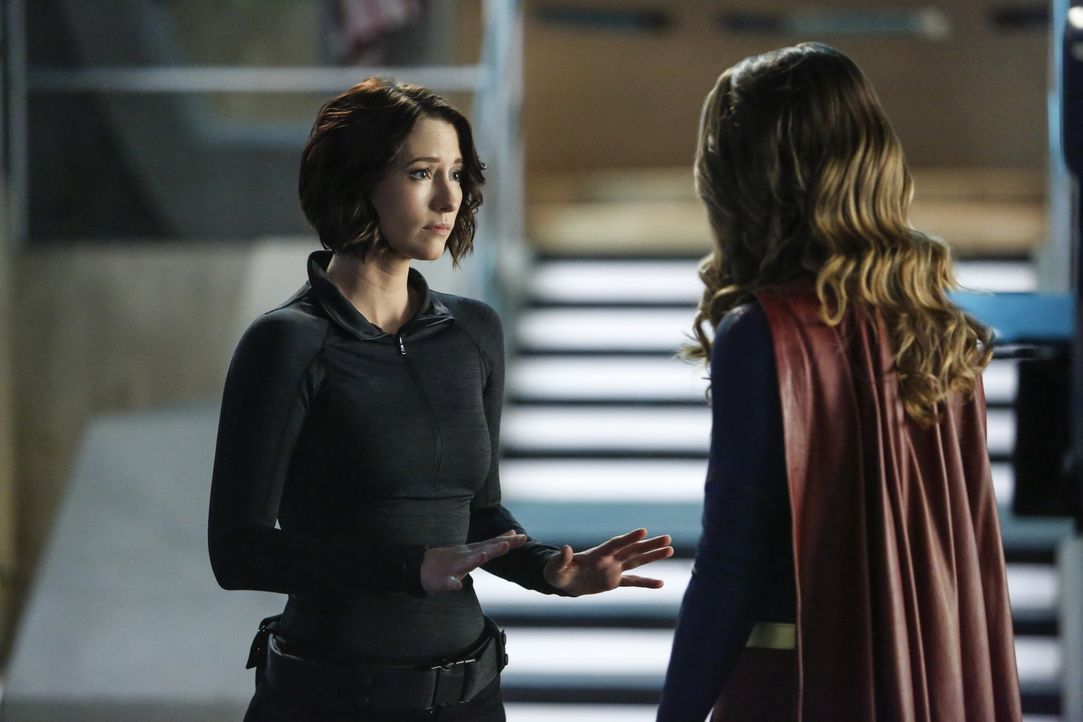 Supergirl (Melissa Benoist, r.) weiß noch nicht, wen sie wirklich vor sich hat. Es ist nämlich nicht ihre Schwester Alex (Chyler Leigh), l.) ... - Bildquelle: 2016 Warner Brothers