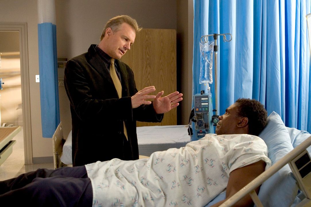 Eric (Stephen Collins, l.) besucht Stanley Sundy (Keith David, r.) im Krankenhaus. Der versucht Eric dazu zu bringen, ihm Alkohol und Zigaretten zu... - Bildquelle: The WB Television Network