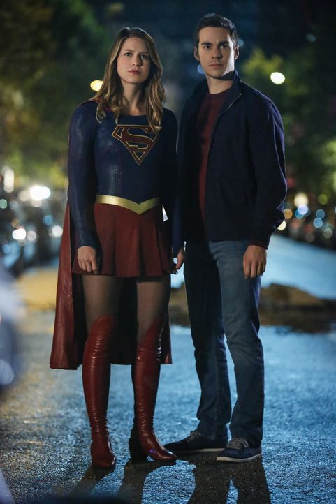 Werden sich Supergirl (Melissa Benoist, l.) und ihr Lehrling Mon-El (Chris Wood, r.) doch noch vertragen? - Bildquelle: 2016 Warner Bros. Entertainment, Inc.