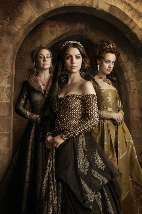(3. Staffel) - Der Machtkampf zwischen Königin-Mutter Catherine (Megan Follows, l.), der Königin Mary Stuart (Adelaide Kane, M.) und Königin Elizabe... - Bildquelle: 2014 The CW Network, LLC. All rights reserved.