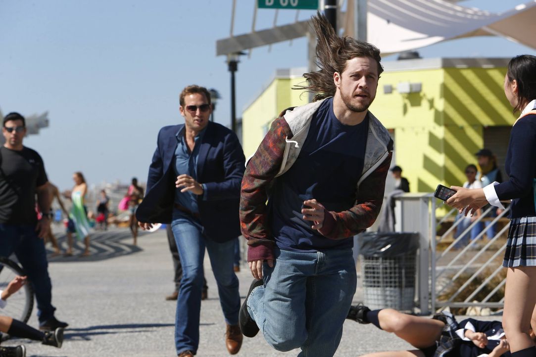 Hat Jake (Josh Lucas, l.) in Spike (Johnny Hopkins, r.) den gesuchten Mörder gefunden? - Bildquelle: Warner Bros. Entertainment, Inc.