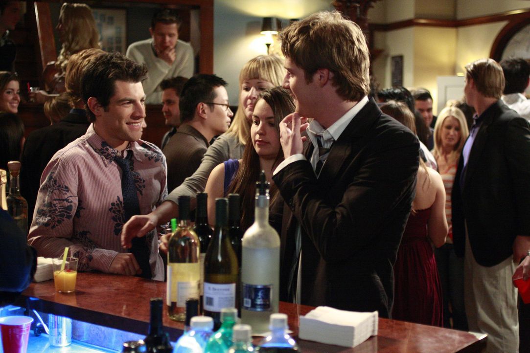 Partytime bei den Studentenverbindungen: Michael (Max Greenfield, l.) und Evan (Jake McDorman, r.) ... - Bildquelle: ABC Family