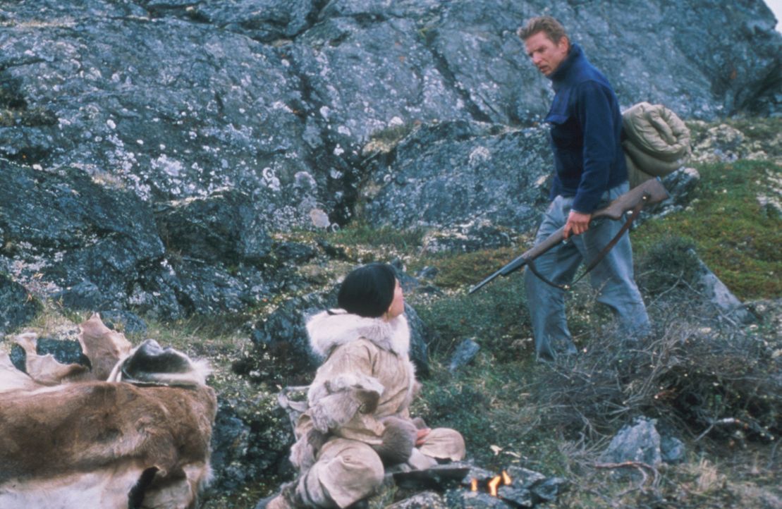 Müssen sich in der Wildnis der arktischen Tundra durchschlagen: Charlie Halliday (Barry Pepper, r.) und Kanaalaq (Annabella Piugattuk, l.) - Bildquelle: Overseas Filmgroup