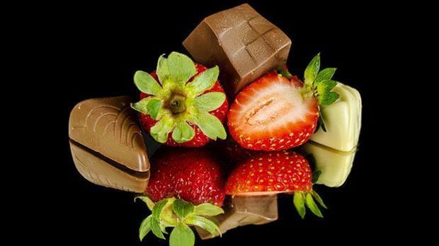 Erotisches Essen: Erdbeeren mit Schokolade