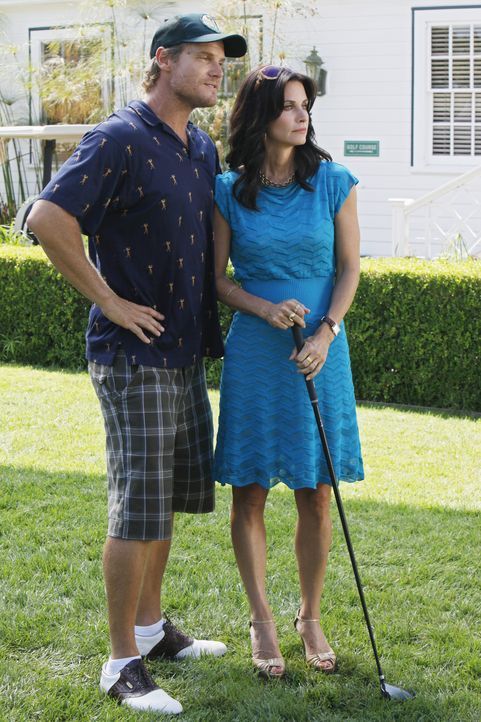 Während Bobby (Brian Van Holt, l.) versucht, durch Golfspielen an Geld zukommen, plant Jules (Courteney Cox, r.), sich von Josh zu trennen ... - Bildquelle: 2009 ABC INC.