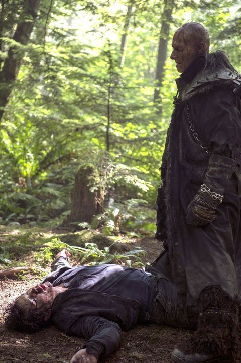Um Finn zu retten stellt sich Bellamy (Bob Morley, l.) sogar Tristan (Joseph Gatt, r.) entgegen - mit mäßigem Erfolg ... - Bildquelle: 2014 Warner Brothers