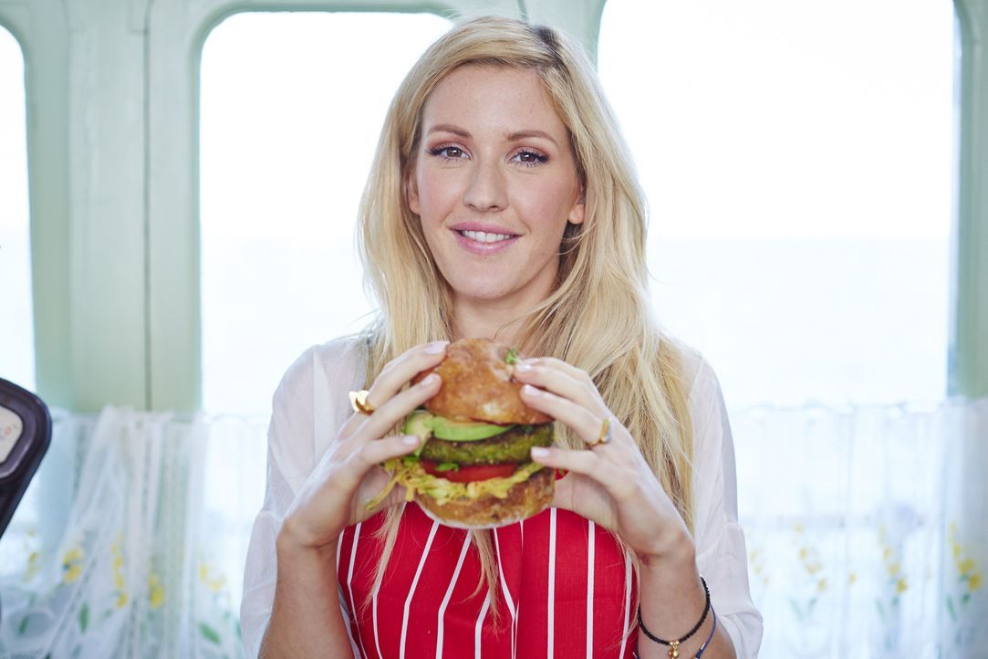 Wie in alten Tage. Sängerin Ellie Goulding bereitet einen Burger zu, doch im Gegensatz zu früher dieses Mal in der Veggi-Variante ...