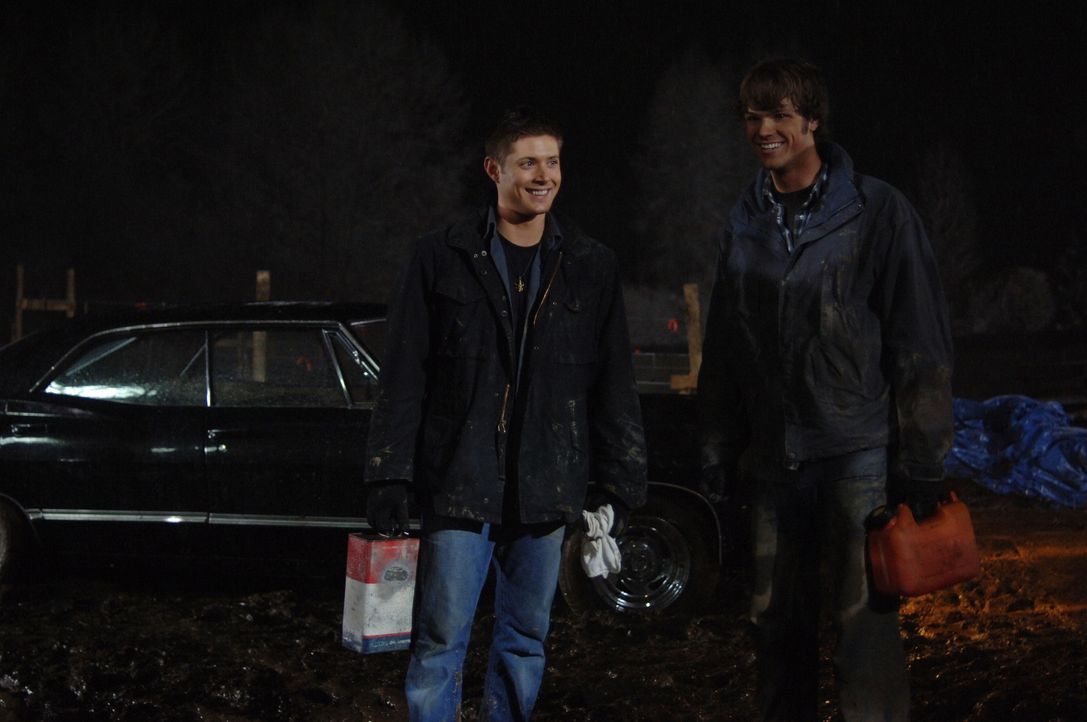 Nach und nach kommen Sam (Jared Padalecki, r.) und Dean (Jensen Ackles, l.) hinter die Gründe des mysteriösen Trucks ... - Bildquelle: Warner Bros. Television