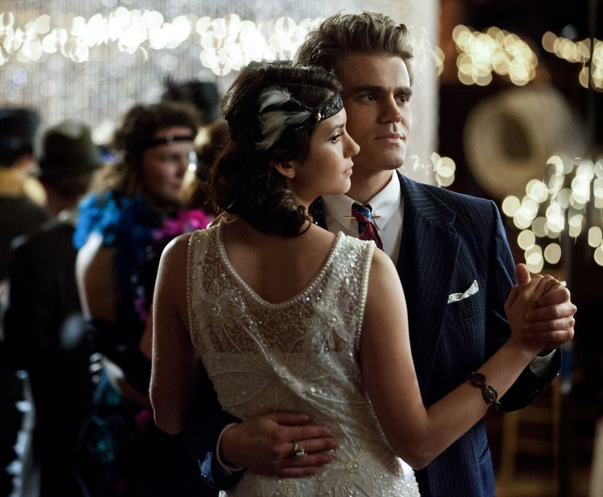Stefan tanzt Elena zuliebe - Bildquelle: Warner Bros. Entertainment Inc.