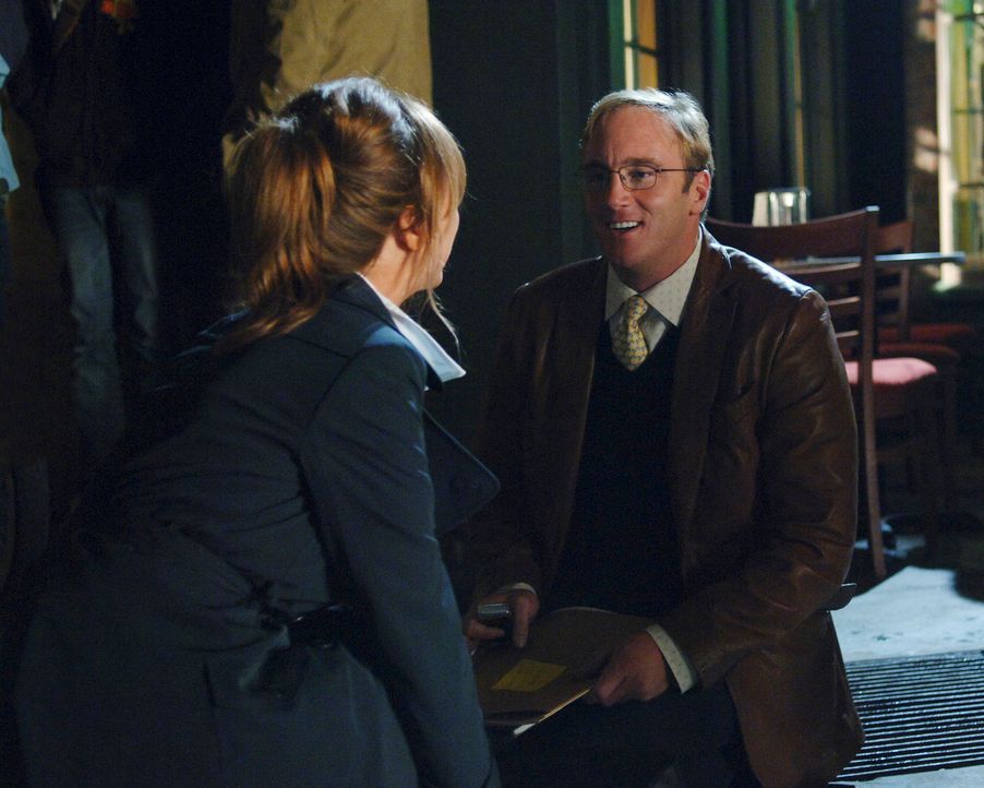 Ist es wirklich Zufall, dass Professor Payne (Jay Mohr, r.) auf Nina (Nikki Cox, l.) trifft, mit der er vor Jahren eine heiße Affäre hatte? - Bildquelle: ABC Studios