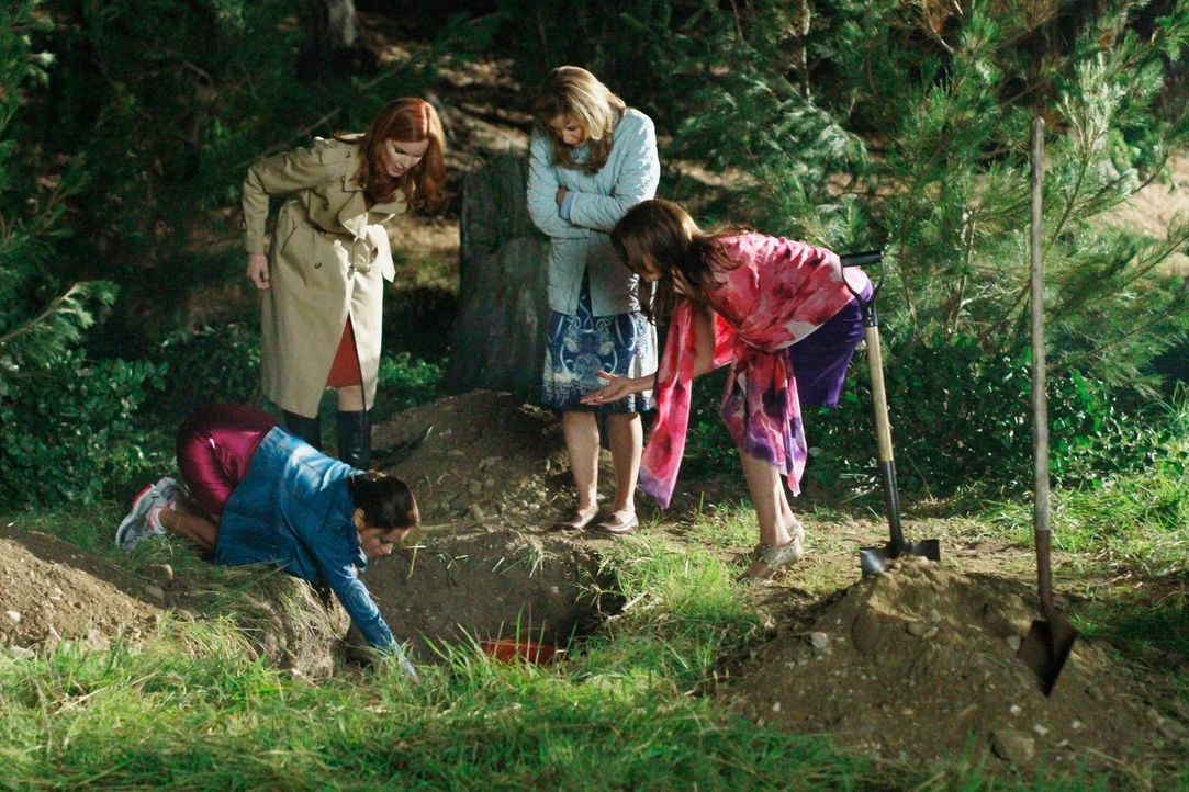 Müssen schnellstmöglich die Leiche von Alejandro entsorgen: Lynette (Felicity Huffman, 2.v.r.), Bree (Marcia Cross, 2.v.l.), Gabrielle (Eva Longoria... - Bildquelle: Touchstone Pictures
