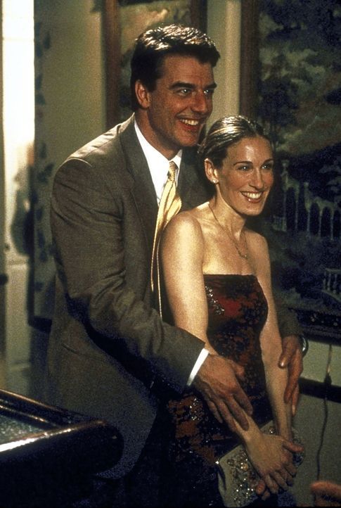 Carrie (Jessica Sarah Parker, r.) wünscht sich von Mr. Big (Chris Noth, l.) seine Freunde besser kennen zu lernen: Also treffen sie sich abends mit... - Bildquelle: 2001 Paramount Pictures