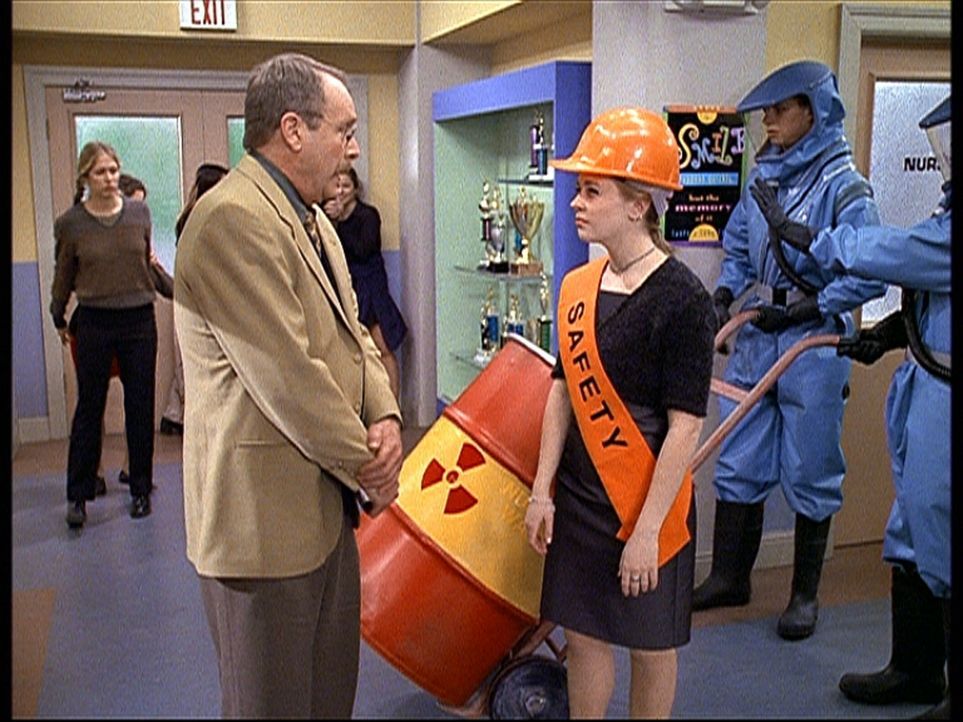 Mr. Kraft (Martin Mull, l.) verlangt von der Sicherheitsbeauftragten Sabrina (Melissa Joan Hart, r.), dass sie ein Fass mit Atomabfällen eigenhänd... - Bildquelle: Paramount Pictures