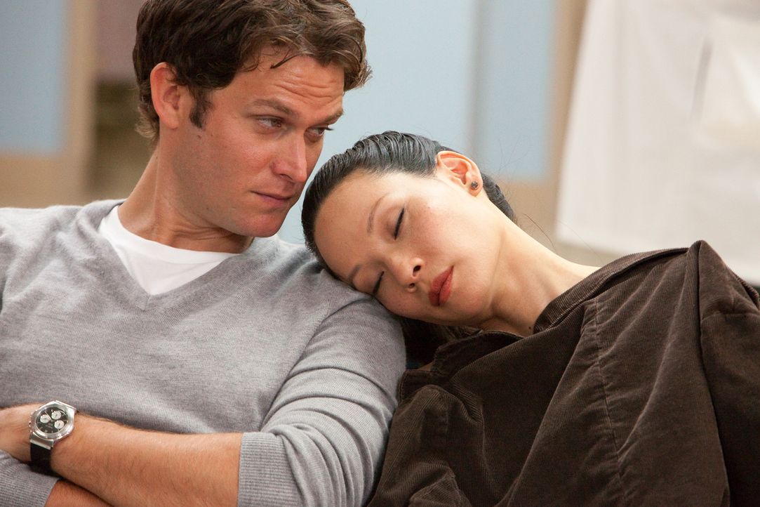 Ihre Beziehung entwickelt sich alles andere als problemlos: Rae (Lucy Liu, r.) und Luke (Steven Pasquale, l.) ... - Bildquelle: Bob Mahoney CPT Holdings, Inc.  All Rights Reserved.     (Sony Pictures Television International)