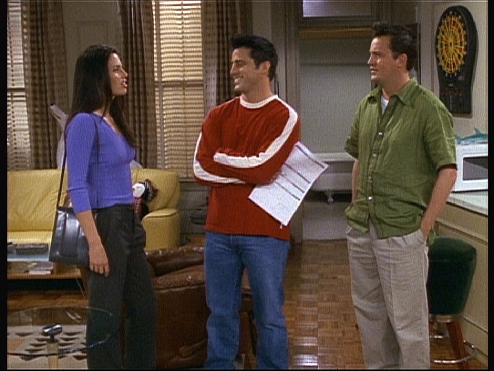 Joey (Matt LeBlanc, M.) sucht bereits eine Mitbewohnerin, als Chandler (Matthew Perry, r.) ihm mitteilen will, dass er wahrscheinlich gar nicht mehr... - Bildquelle: TM+  2000 WARNER BROS.