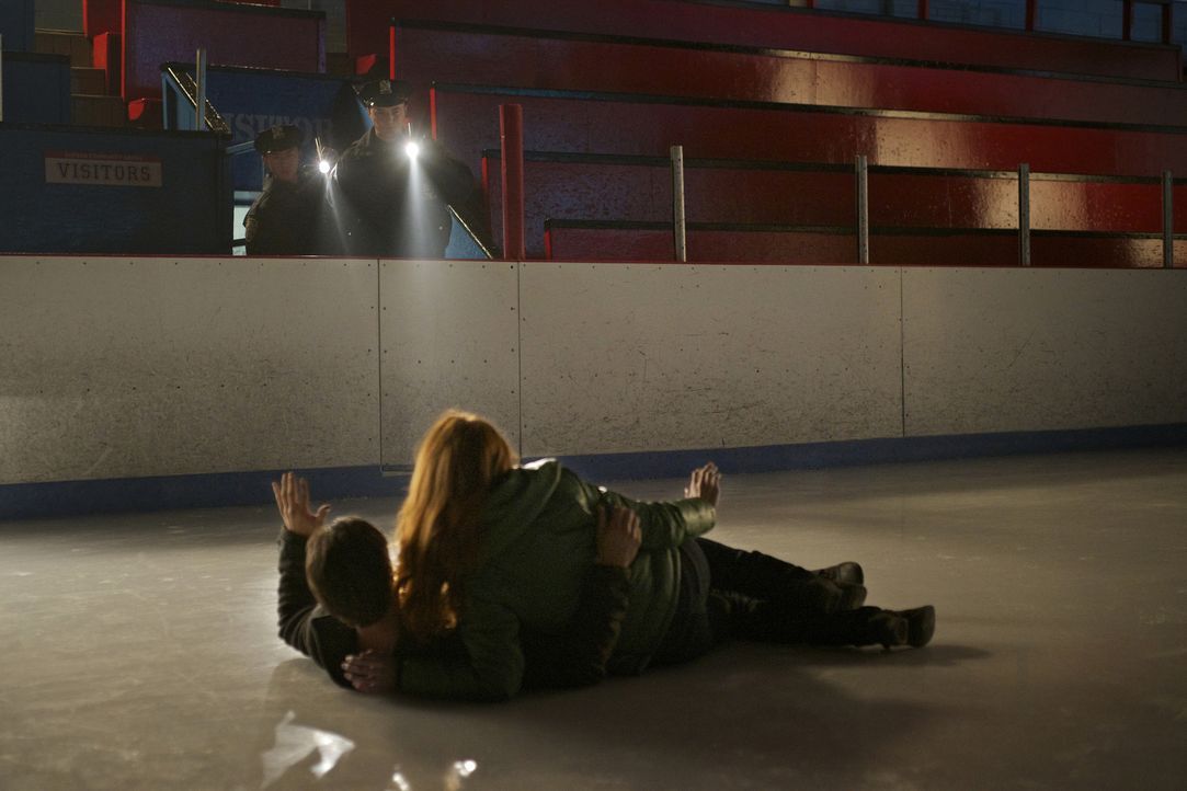 Als Vincent (Jay Ryan, vorne l.) sich mit seiner ehemaligen Verlobten Alex (Bridget Regan, vorne r.) trifft und die beiden in eine Eislaufhalle einb... - Bildquelle: 2012 The CW Network. All Rights Reserved.