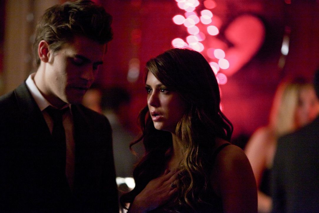 Als Elena möchte Katherine (Nina Dobrev, r.) ihre wahre große Liebe Stefan (Paul Wesley, l.) zurückerobern ... - Bildquelle: Warner Brothers
