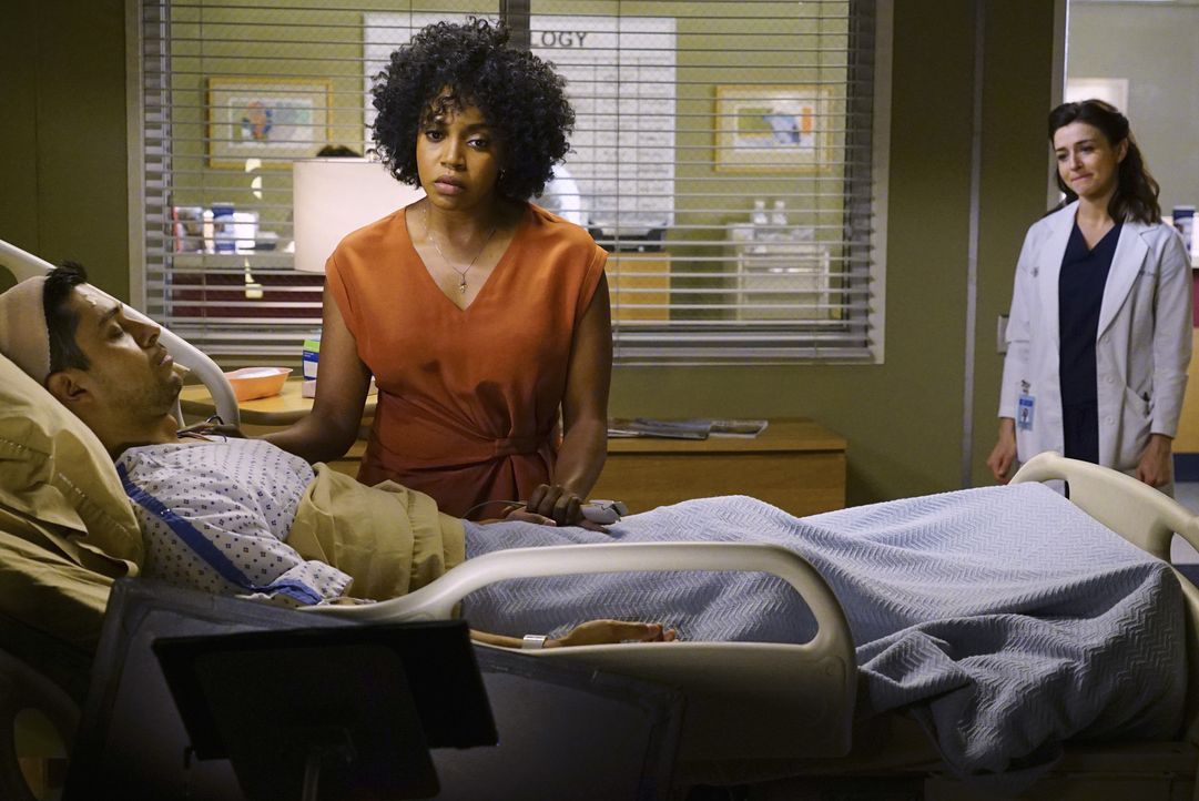 Stephanie bringt Kyle (Wilmer Valderrama, l.) ins Krankenhaus. Er hat einen Tremor in der linken Hand und wird von Amelia (Caterina Scorsone, r.) op... - Bildquelle: Richard Cartwright ABC Studios