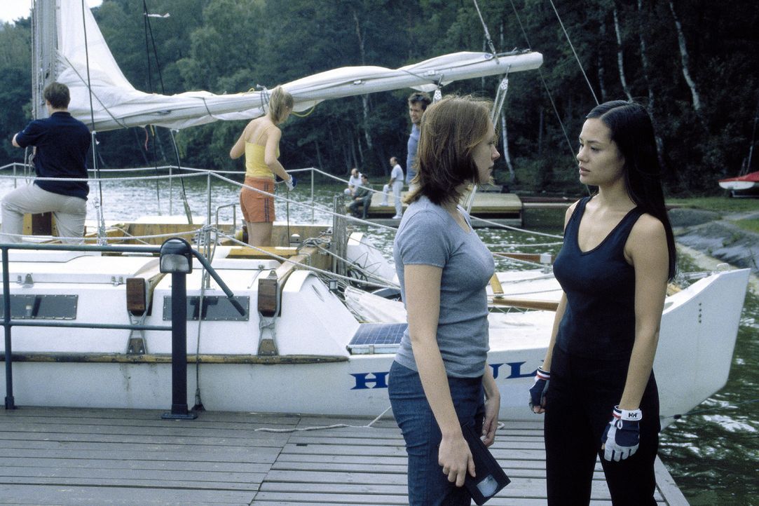 Johanna (Lavinia Wilson, l.) kann nicht glauben, dass Lucy (Kami Manns, r.) und ihre Freunde nach den mysteriösen Morden segeln gehen. - Bildquelle: Sat.1