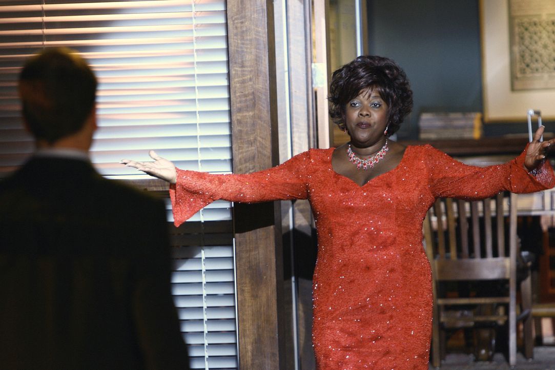 Eben noch eine Sekretärin, doch jetzt ist sie eine exotische Tänzerin: In Elis Vision (Jonny Lee Miller, l.) kommt diesmal auch Patti (Loretta Devin... - Bildquelle: Disney - ABC International Television