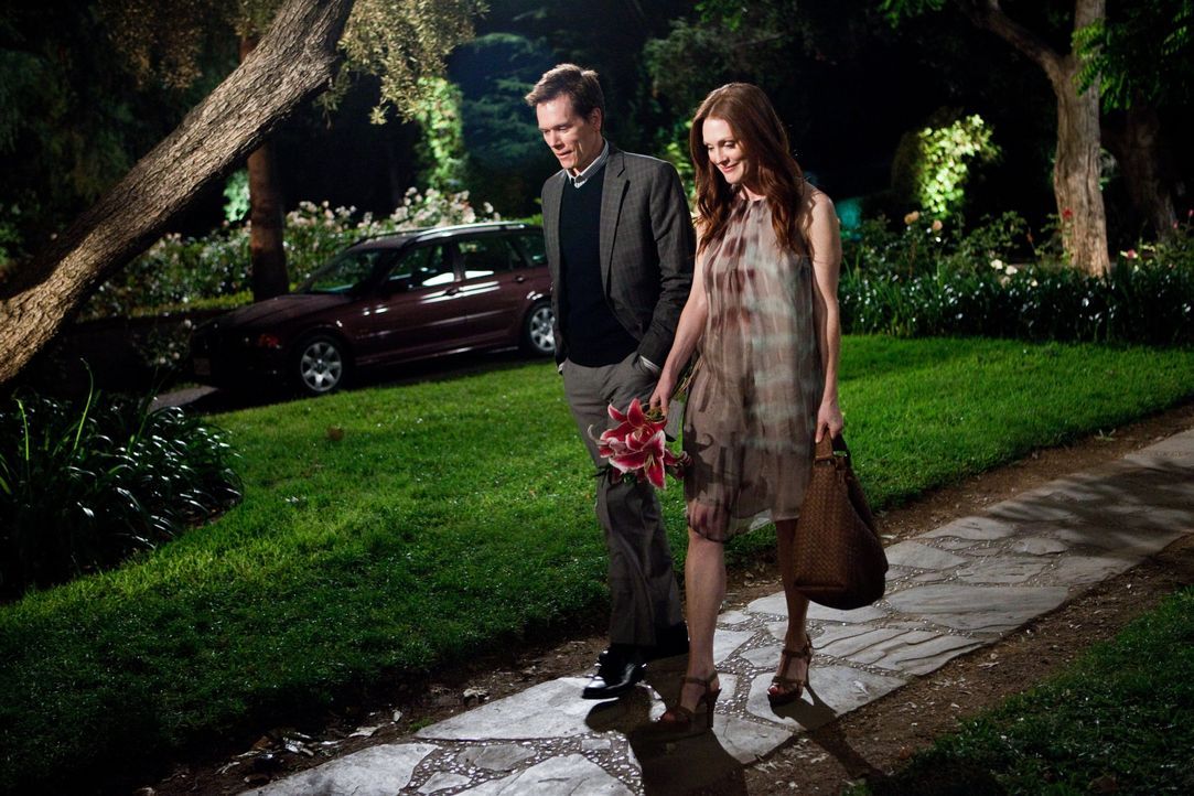 Ein One-Night-Stand mit ihrem Kollegen David (Kevin Bacon, l.) sorgt dafür, dass sich Emily (Julianne Moore, r.) von ihrem Mann trennt, aber ist Dav... - Bildquelle: Warner Bros.