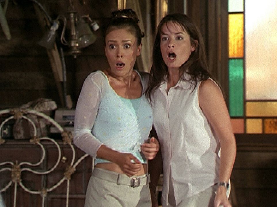 Phoebe (Alyssa Milano, l.) und Piper (Holly Marie Combs, r.) trauen ihren Augen nicht, denn plötzlich haben sie einen Bruder und niemand weiß, was... - Bildquelle: Paramount Pictures