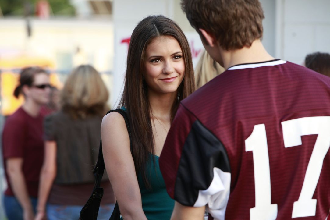 Elena (Nina Dobrev, l.) ist es tatsächlich gelungen, Stefan (Paul Wesley, r.) zu überreden, sich beim Footballteam der Schule anzumelden. - Bildquelle: Warner Brothers