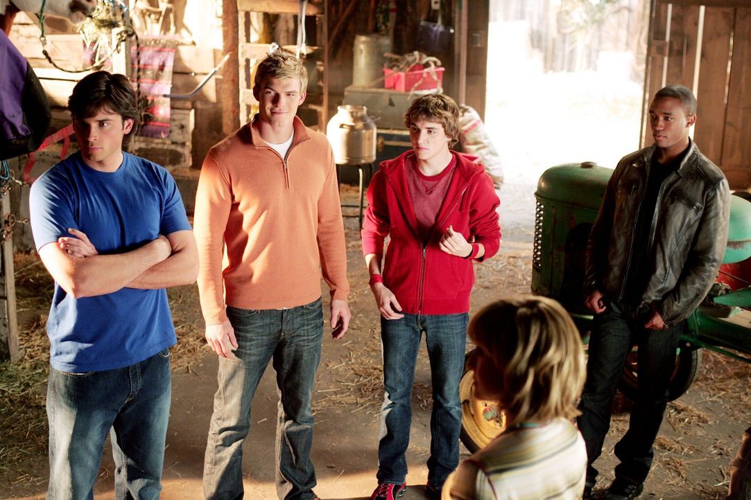 Um Lex Luthers gefährliches Experiment zu stoppen, treffen sich alle Freunde von Clark (Tom Welling, l.), die Superkräfte haben, in Smallville: Gree... - Bildquelle: Warner Bros.