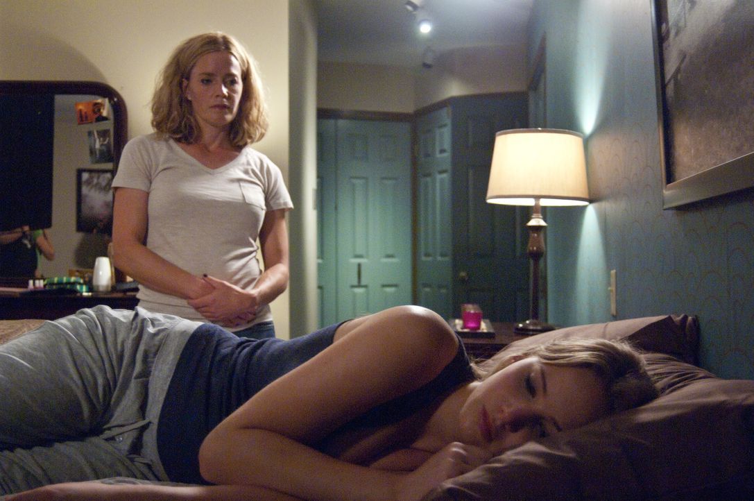 Nach dem misslungenen Abend mit Ryan, an dem Sarah (Elisabeth Shue, l.) ihn rausschmiss, ist Elissa (Jennifer Lawrence, r.) nicht gut auf ihre Mutte... - Bildquelle: 2011 HATES, LLC. All Rights Reserved.