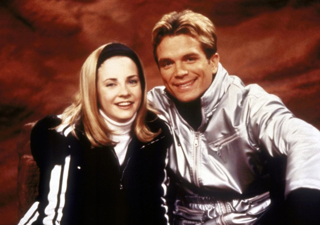 Sabrina (Melissa Joan Hart, l.) verliebt sich in den Skilehrer Doug (David Chokachi, r.). - Bildquelle: Paramount Pictures