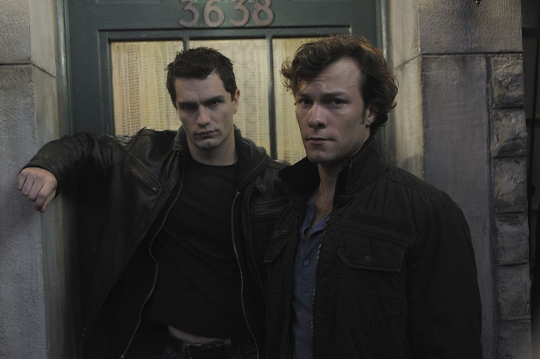 Während Aidan (Sam Witwer, l.) versucht, Henry (Kyle Schmid, r.) zu finden, ist Josh auf der Suche nach Nora, die in Schwierigkeiten zu stecken sche... - Bildquelle: Phillipe Bosse 2012 B.H. 2 Productions (Muse) Inc. ALL RIGHTS RESERVED.