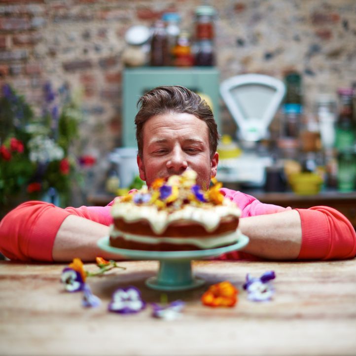 Jamie Oliver weiß, dass dem Kolibri-Kuchen so gut wie keiner weiderstehen kann ... - Bildquelle: FRESH ONE PRODUCTIONS MMXIV