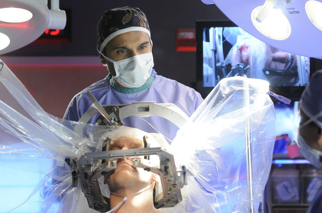 Kann Dr. Shahir Hamza (Huse Madhavji, hinten) Dr. Charlie Harris (Michael Shanks, vorne) ins Leben zurückholen? - Bildquelle: 2013 NBC Studios, LLC
