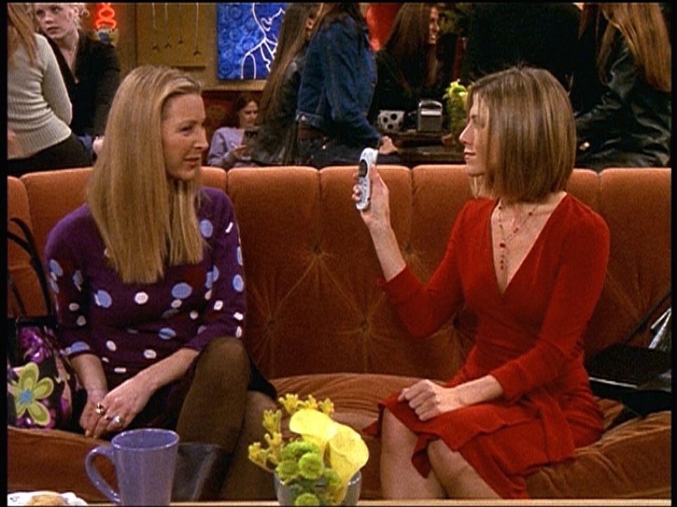 Ein gutaussehender Mann hat im Café sein Handy liegenlasssen. Phoebe (Lisa Kudrow, l.) und Rachel (Jennifer Aniston, r.) streiten sich darum, wer e... - Bildquelle: TM+  2000 WARNER BROS.
