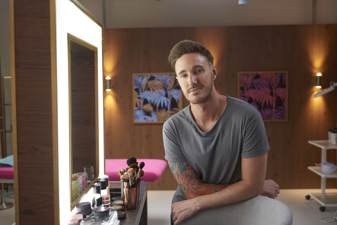 (1. Staffel) - Als Make-up Artist  weiß Alex ganz genau, wie man mit einigen geschickten Handgriffen wahre Wunder vollbringen kann ... - Bildquelle: Studio Lambert & all3media Int.