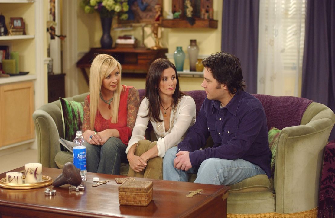 (v.l.n.r.) Phoebe Buffay (Lisa Kudrow); Monica Geller (Courteney Cox); Mike Hannigan (Paul Rudd) - Bildquelle: © Warner Bros Entertainment Inc.  All rights reserved.
