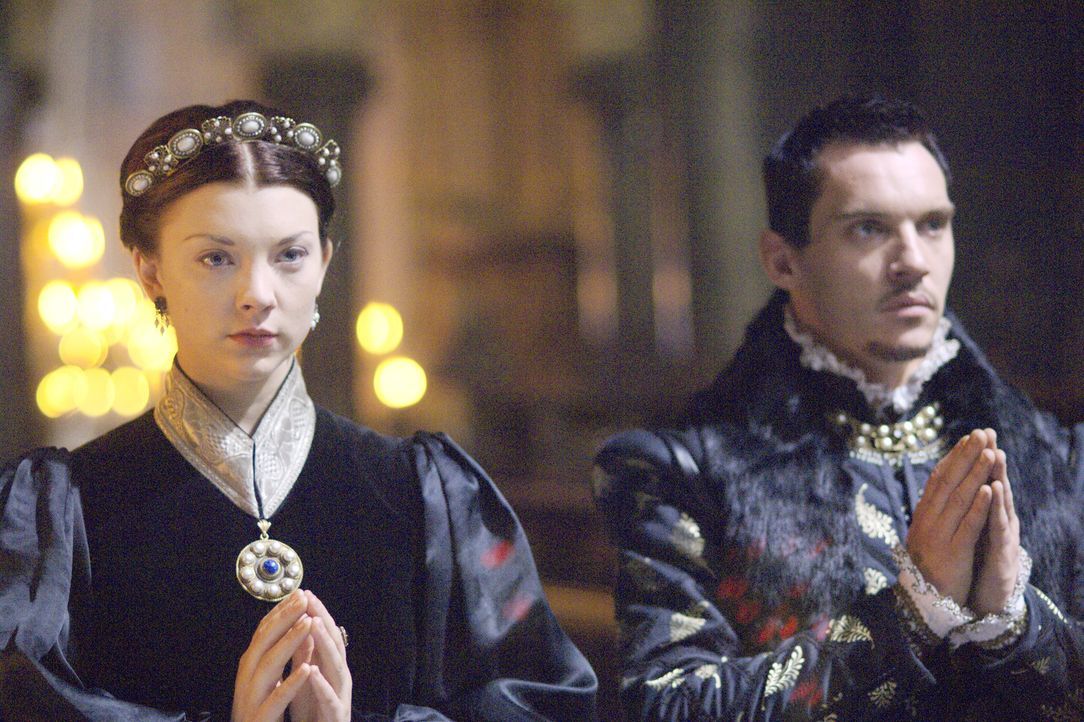 Hoffen auf ihre baldige Eheschließung, doch noch werden ihnen Steine in der Weg gelegt: König Henry VIII. (Jonathan Rhys Meyers, r.) und Anne Boleyn... - Bildquelle: 2008 TM Productions Limited and PA Tudors II Inc. All Rights Reserved.