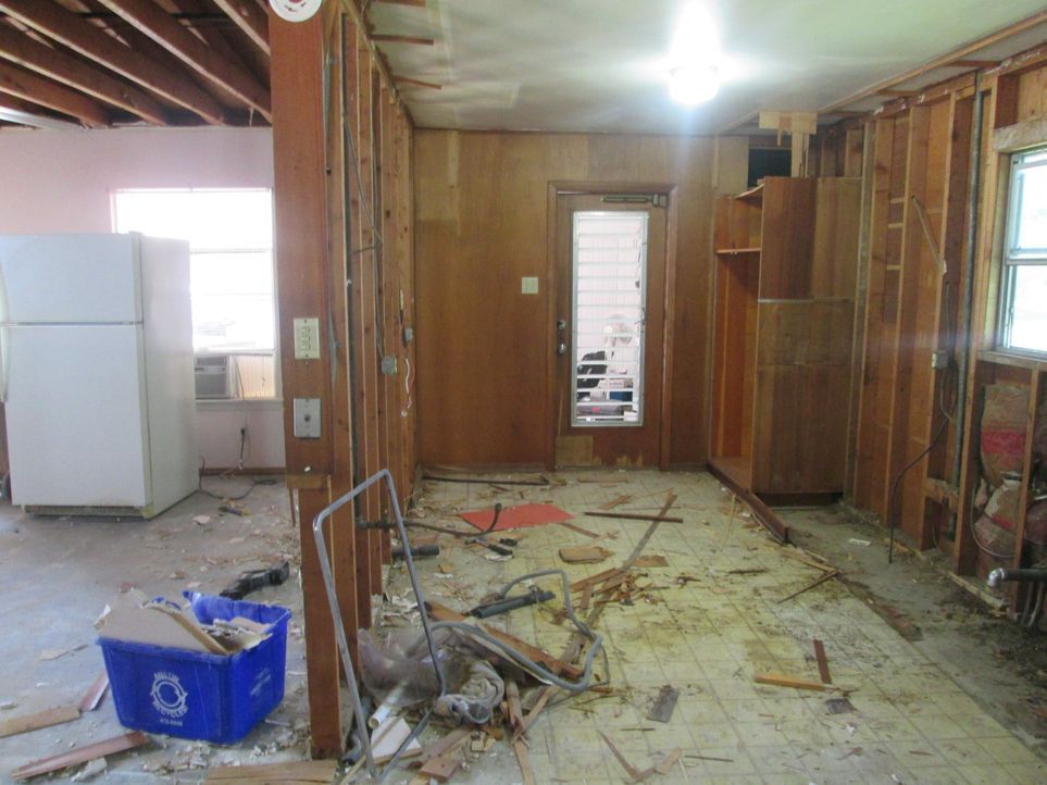 Nachdem Tony und sein Kumpel Blake all ihr Geld in ihr Umbauprojekt gesteckt haben, muss es einfach erfolgreich verlaufen. Doch als sich die Arbeite... - Bildquelle: 2016,DIY Network/Scripps Networks, LLC. All Rights Reserved