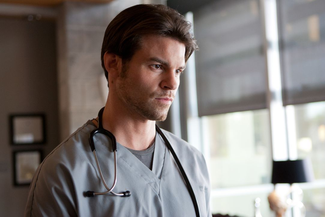 Gegenüber seinen Patienten ist Dr. Joel Goran (Daniel Gillies) emotional distanziert ... - Bildquelle: 2012  Hope Zee One Inc.
