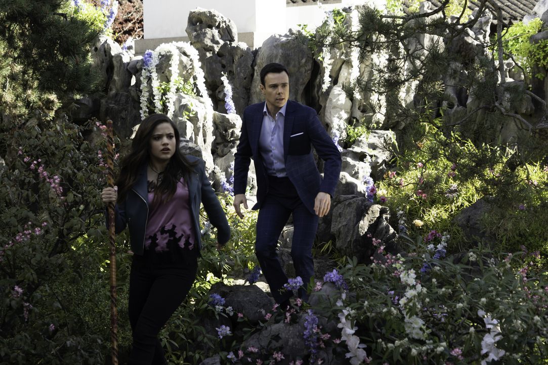Maggie Vera (Sarah Jeffery, l.); Harry Greenwood (Rupert Evans, r.) - Bildquelle: Colin Bentley 2019 The CW Network, LLC. All rights reserved. / Colin Bentley