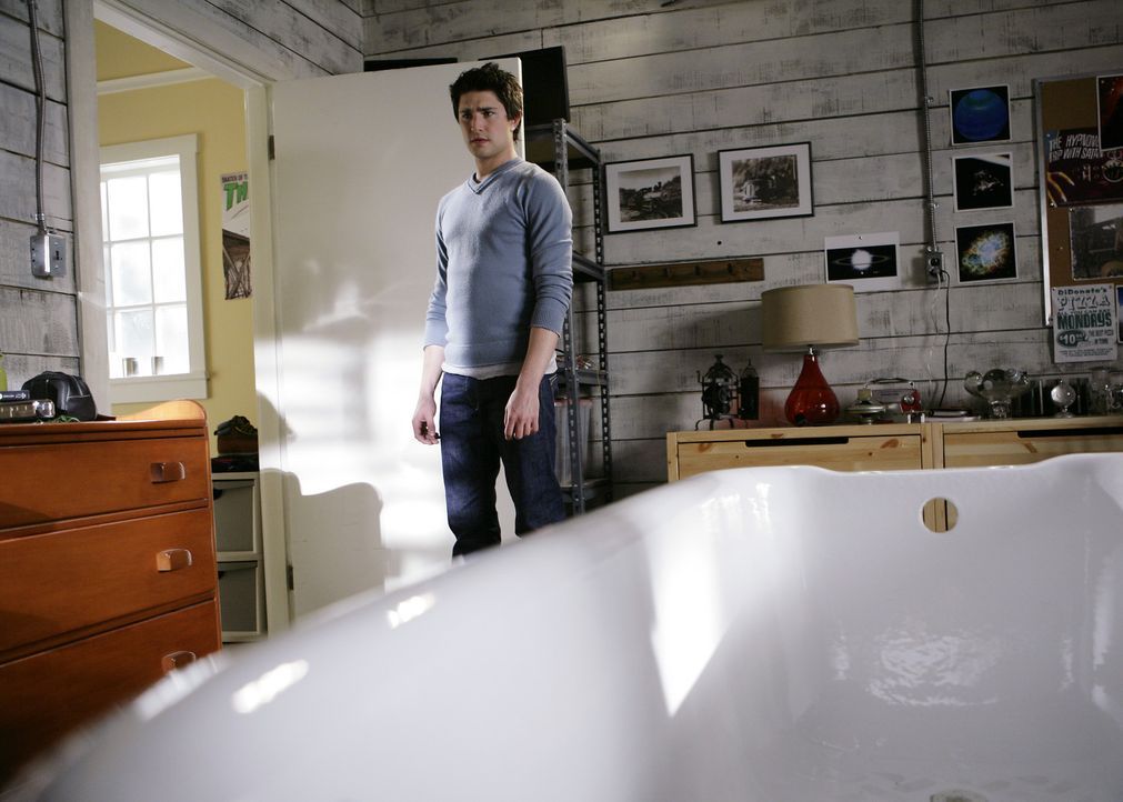 Seine Verwunderung ist groß: Kyle (Matt Dallas) stößt in seinem Zimmer auf Jessie, die dort scheinbar nach etwas sucht ... - Bildquelle: TOUCHSTONE TELEVISION