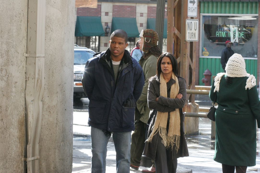Für Neela (Parminder Nagra, r.) bricht eine Welt zusammen, als Michael (Sharif Atkins, l.) ihr seine Zukunftspläne offenbart ... - Bildquelle: Warner Bros. Television