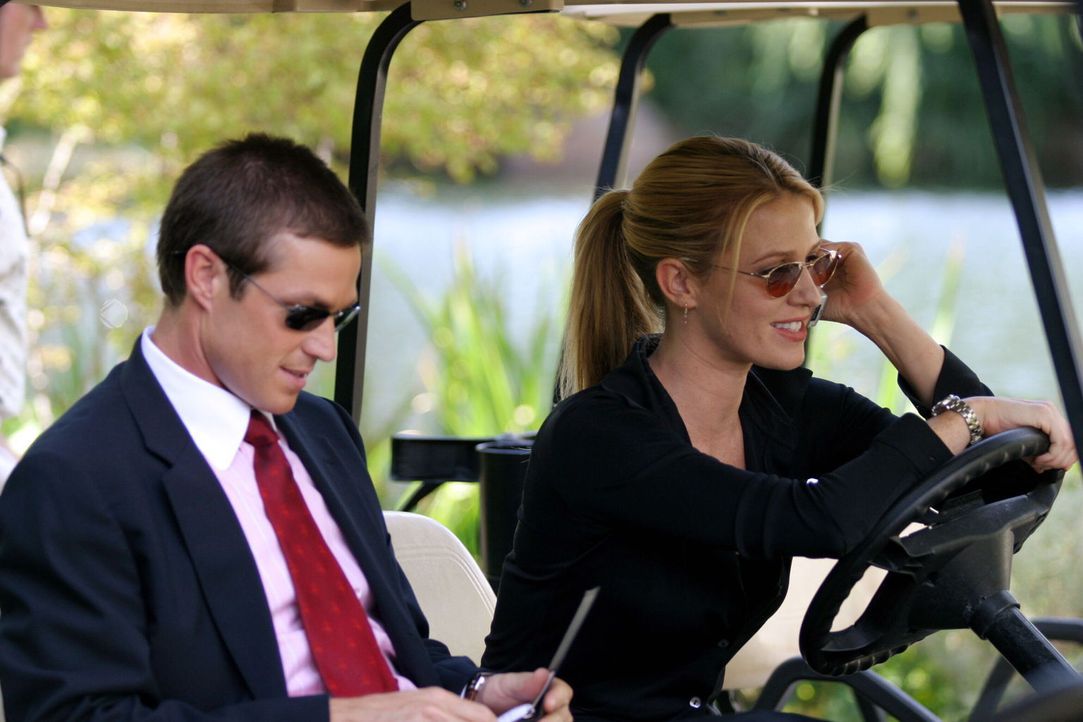 Samantha Spade (Poppy Montgomery, r.) und ihr Kollege Martin Fitzgerald (Eric Close, l.) hoffen, auf dem Golfplatz mehr über das Verschwinden der at... - Bildquelle: Warner Bros. Entertainment Inc.